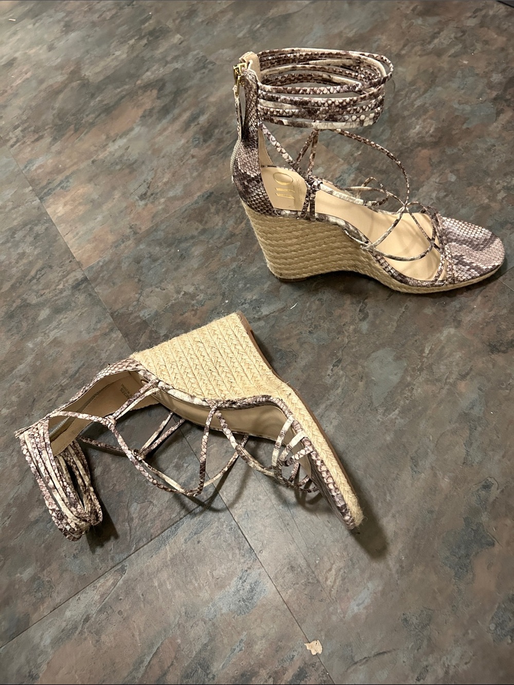 Jennifer Lopez Taupe Snake-Print Wedge Sandals with Jute Platform - Picture 14 of 16